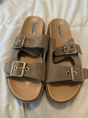 Steve Madden Taupe Suede
Platform Sandals (My41)